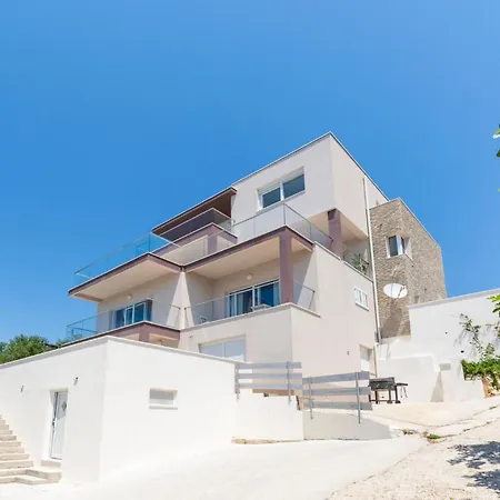 Gorgeous In With Kitchen * Jesenice (Split-Dalmatia)